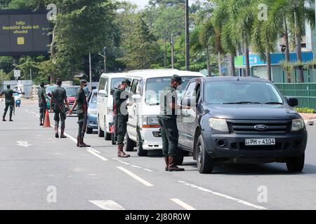 Colombo, Sri Lanka. 11.. Mai 2022. Soldaten werden am 11. Mai 2022 auf einer Straße in Colombo, Sri Lanka, im Dienst gesehen. Gewaltsame Proteste in Sri Lanka führten am Montag zum Rücktritt von Premierminister Mahinda Rajapaksa. Daraufhin wurde eine landesweite Ausgangssperre verhängt. Quelle: Ajith Perera/Xinhua/Alamy Live News Stockfoto