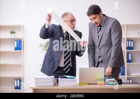 Zwei männliche Buchhalter im Budgetplanungskonzept am Arbeitsplatz Stockfoto