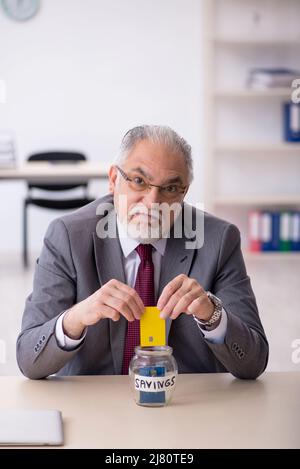 Alter Geschäftsmann Mitarbeiter im Rentenkonzept Stockfoto