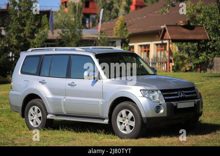 SUV-Fahrzeug Mitsubishi Pajero IV LWB Stockfoto