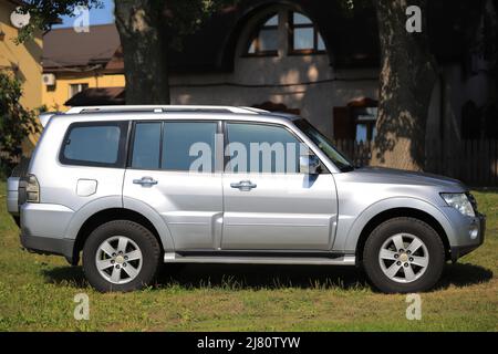 SUV-Fahrzeug Mitsubishi Pajero IV LWB Stockfoto