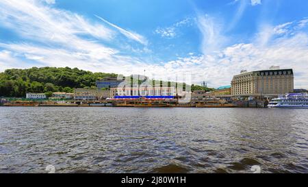 Kiew, Ukraine - 25. Mai 2017: Panorama der Kiewer Flussstation im Sommer Stockfoto