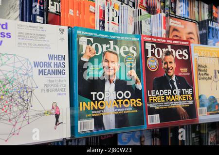 Der französische Präsident Emmanuel Macron auf dem Cover des Magazins Forbes Stockfoto