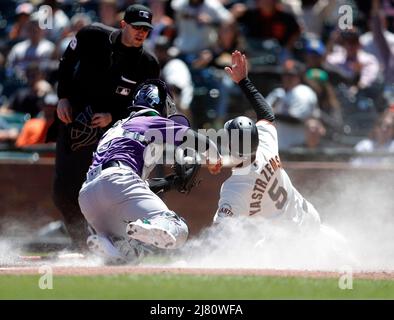 San Francisco, Usa. 11.. Mai 2022. Mike Yastrzemski (5) der San Francisco Giants ist unter dem Schlagwort des Rocky-Catchers Dom Nunez sicher, nachdem Brandon Crawford am Mittwoch, den 11. Mai 2022, in San Francisco im vierten Inning im Oracle Park in einem Fielder der Wahl unterging. (Foto von Jane Tyska/Bay Area News Group/TNS/Sipa USA) Quelle: SIPA USA/Alamy Live News Stockfoto