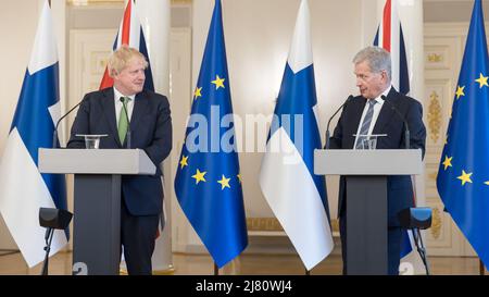 (220511) -- HELSINKI, 11. Mai 2022 (Xinhua) -- der finnische Präsident Sauli Niinisto (R) und der britische Premierminister Boris Johnson nehmen am 11. Mai 2022 an einer Pressekonferenz in Helsinki, Finnland, Teil. Der finnische Präsident Sauli Niinisto und der britische Premierminister Boris Johnson unterzeichneten am Mittwochabend in Helsinki eine gemeinsame Erklärung zur gegenseitigen Unterstützung. (Büro des Präsidenten der Republik Finnland/Handout über Xinhua) Stockfoto