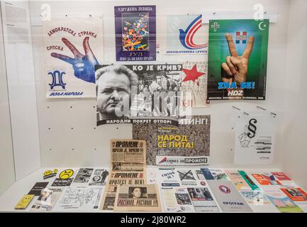 Politische Plakate von den Wahlen Jugoslawiens in den Jahren 90s. Museum von Jugoslawien: Gedenkzentrum - Josip Broz Tito Fund. Stockfoto