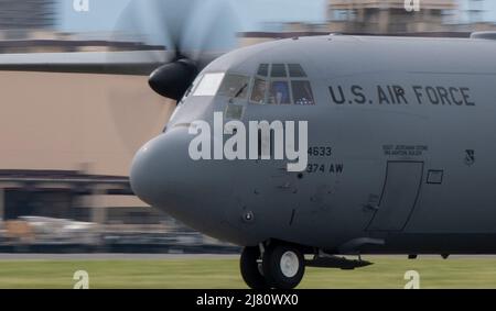 Eine 36. Airlift Squadron C-130J Super Hercules hebt am 6. Mai 2022 auf der Yokota Air Base, Japan, ab, um eine simulierte Betankungsmission auf der Clark Air Base, Philippinen, zu unterstützen. Zwei C-130J Flugzeuge von Yokota und zwei 80. Jagdgeschwader F-16 Fighting Falcons von der Kunstan Air Base, Republik Korea, praktizierten Bodenbetankungsverfahren und demonstrierten die Fähigkeiten von Agile Combat Employment, um die Bereitschaft aufrechtzuerhalten und einen freien und offenen Indo-Pazifik-Raum zu gewährleisten. (USA Luftwaffe Foto von Yasuo Osakabe) Stockfoto