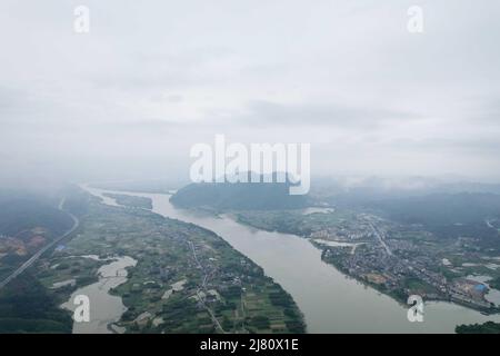LIUZHOU, CHINA - 11. MAI 2022 - ein Luftbild, das mit einem unbemannten Luftfahrzeug aufgenommen wurde, zeigt den steigenden Wasserstand am oberen Bereich der Pearl R Stockfoto
