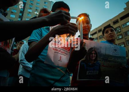 Gaza, Palästina. 11.. Mai 2022. Demonstranten nehmen an einer Mahnwache bei Kerzenlicht Teil, um die Tötung des langjährigen Al-Jazeera-Journalisten Shireen Abu Aklei in Gaza-Stadt zu verurteilen. (Foto von Ramez Habboub/Pacific Press) Quelle: Pacific Press Media Production Corp./Alamy Live News Stockfoto