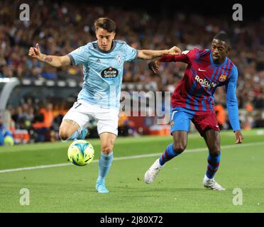 Sabadell, Barcelona, Spanien. 10.. Mai 2022. Barcelona Spanien 10.05.2022 Ousmane Dembele (FC Barcelona) und Franco Cervi (Celta Vigo) kämpfen während der La Liga Santander zwischen dem FC Barcelona und Celta Vigo am 10. Mai 2022 im Camp Nou in Barcelona um den Ball. (Bild: © Xavi Urgeles/ZUMA Press Wire) Stockfoto