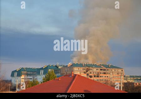 Myla Dorf, Kiew Region, Ukraine - 25. März 2022: Wohngebäude ist in Brand, als Folge der Beschuss durch russische Eindringlinge. Stockfoto