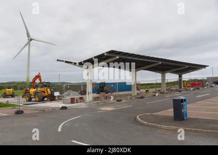 Ein EV-Ladeknoten wird bei Cornwall Services, Victoria, Großbritannien, installiert. Mehrere Schnellladegeräte für Elektroautos werden unter einem Solar-PV-Vordach installiert. Stockfoto