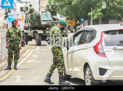 Colombo, Sri Lanka. 11.. Mai 2022. Srilankische Militäroffiziere auf Patrouille während einer Ausgangssperre in Colombo. (Foto von Krishan Kariyawasam/Pacific Press) Quelle: Pacific Press Media Production Corp./Alamy Live News Stockfoto