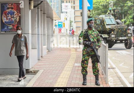 Colombo, Sri Lanka. 11.. Mai 2022. Srilankische Militäroffiziere auf Patrouille während einer Ausgangssperre in Colombo. (Foto von Krishan Kariyawasam/Pacific Press) Quelle: Pacific Press Media Production Corp./Alamy Live News Stockfoto