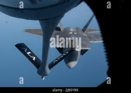 Ein US Air Force F-22 Raptor mit dem 325. Fighter Wing nähert sich während der Übung Sentry Savannah, 5. Mai 2022, einem KC-135 Stratotanker mit dem 117. Air Betanking Wing Wing in einem militärischen Einsatzgebiet vor der Küste Georgiens. Sentry Savannah ist eine gemeinsame, in alle Kräfte integrierte Übung, die die Einsatzbereitschaft der Kampfflugzeuge des Landes demonstriert, die Fähigkeiten unserer Kampfflugzeuge in einer gleichrangigen Umgebung testet und unsere nächste Generation von Kampfflugzeugen für den Kampf von morgen schult. (USA Foto der Air National Guard von Staff Sgt. Hanna Smith) Stockfoto