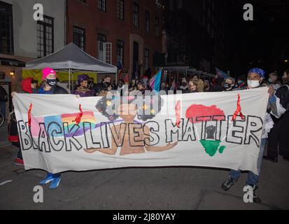 NEW YORK, NY – 25. Februar 2021: In Manhattan sind Demonstranten zu sehen, die auf schwarze Menschenleben stehen. Stockfoto
