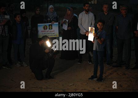 Gaza, Gaza, Palästina. 11.. Mai 2022. Demonstranten nehmen an einer Mahnwache bei Kerzenlicht Teil, um die Tötung des langjährigen Al-Jazeera-Journalisten Shireen Abu Aklei in Gaza-Stadt zu verurteilen. (Bild: © Ramez Habboub/Pacific Press via ZUMA Press Wire) Stockfoto