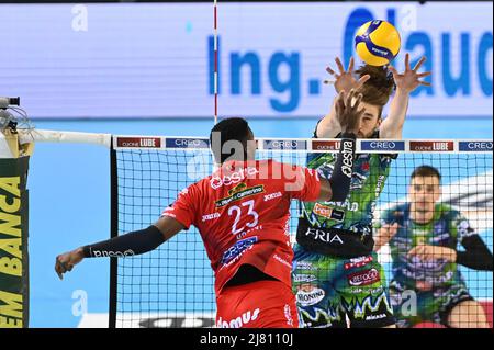 Civitanova Marche, Italien. 11.. Mai 2022. Angriff von Marlon Yant #23 (Cucine Lube Civitanova) und Block von Kamil Rychlicki #8 (Sir Safety Conad Perugia) während des Play Off - Cucine Lube Civitanova vs Sir Safety Conad Perugia, Volleyball Italienische Serie A Männer Superliga Meisterschaft in Civitanova Marche, Italien, Mai 11 2022 Quelle: Unabhängige Fotoagentur/Alamy Live News Stockfoto