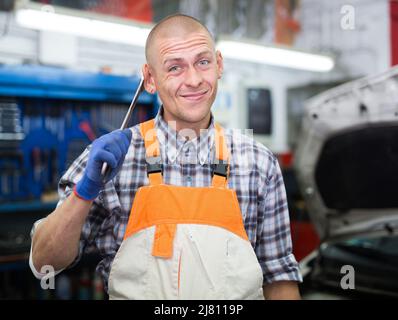 Professioneller Automechaniker posiert in der Werkstatt Stockfoto