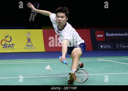 Bangkok, Thailand. 11.. Mai 2022. Weng Hongyang aus China tritt beim Thomas Cup-Badmintonturnier in Bangkok, Thailand, am 11. Mai 2022 gegen Hans-Kristian Solberg Vittinghus aus Dänemark bei einem Einzelspiel der Gruppe B an. Quelle: Wang Teng/Xinhua/Alamy Live News Stockfoto