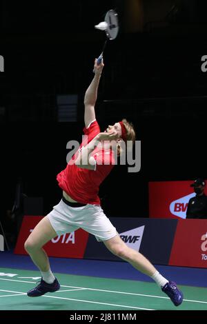 Bangkok, Thailand. 11.. Mai 2022. Anders Antonsen aus Dänemark tritt beim Thomas Cup Badmintonturnier in Bangkok, Thailand, am 11. Mai 2022 gegen Li Shifeng aus China bei einem Einzelspiel der Gruppe B an. Quelle: Wang Teng/Xinhua/Alamy Live News Stockfoto