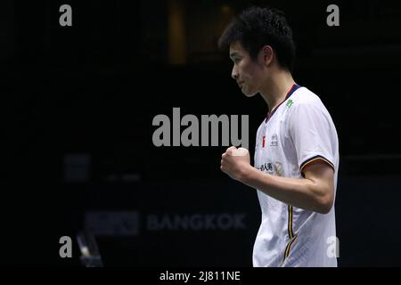 Bangkok, Thailand. 11.. Mai 2022. Li Shifeng aus China reagiert gegen anders Antonsen aus Dänemark während eines Einzel-Spiels der Gruppe B beim Badmintonturnier Thomas Cup in Bangkok, Thailand, 11. Mai 2022. Quelle: Wang Teng/Xinhua/Alamy Live News Stockfoto