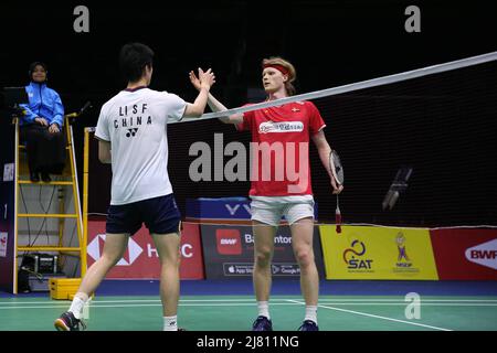 Bangkok, Thailand. 11.. Mai 2022. Li Shifeng (L) aus China begrüßt anders Antonsen aus Dänemark nach einem Einzelspiel der Gruppe B beim Badmintonturnier Thomas Cup in Bangkok, Thailand, am 11. Mai 2022. Quelle: Wang Teng/Xinhua/Alamy Live News Stockfoto