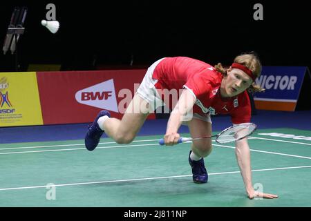 Bangkok, Thailand. 11.. Mai 2022. Anders Antonsen aus Dänemark tritt beim Thomas Cup Badmintonturnier in Bangkok, Thailand, am 11. Mai 2022 gegen Li Shifeng aus China bei einem Einzelspiel der Gruppe B an. Quelle: Wang Teng/Xinhua/Alamy Live News Stockfoto