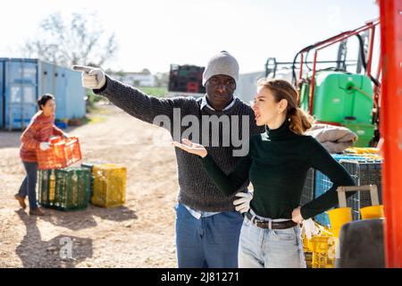 Mann und Frau Landarbeiter diskutieren Arbeit im Freien Stockfoto