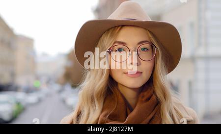 Portrait positive junge Frau mit natürlichem Make-up Attraktive kaukasische tausendjährige hübsches Mädchen, das Kamera-Nahaufnahme Weibchen mit langen blonden Haaren betrachtet Stockfoto