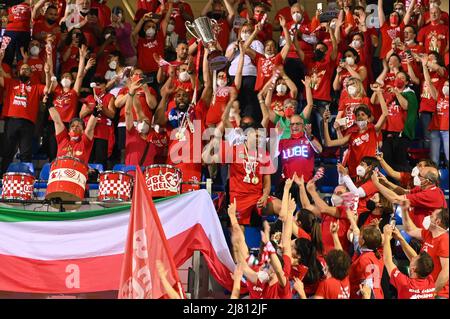 Civitanova Marche, Italien. 11.. Mai 2022. Robertlandy Simon # 13 (Cucine Lube Civitanova) und Gabi Garcia Fernandez # 1 (Cucine Lube Civitanova) bei den Fans mit der Trophäe während des Play Off - Cucine Lube Civitanova vs Sir Safety Conad Perugia, Volleyball Ital Serie A Männer Superleague Championship in Civitanova Marche, Italien, Mai 11 2022 Quelle: Independent Photo Agency/Alamy Live News Stockfoto