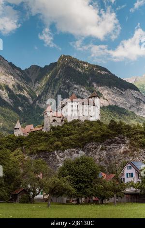 Balzers, Liechtenstein 9. Juli 2018 Panoramablick auf Burg Gutenberg mittelalterliche Burg auf einem Hügel in Balzers liechtensteinische alpen Stockfoto