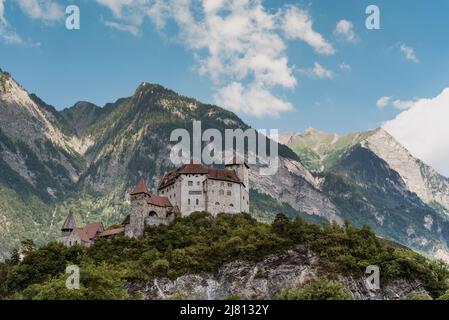 Balzers, Liechtenstein 9. Juli 2018 Panoramablick auf Burg Gutenberg mittelalterliche Burg auf einem Hügel in Balzers liechtensteinische alpen Stockfoto