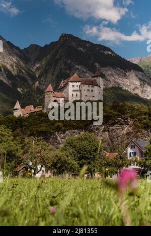 Balzers, Liechtenstein 9. Juli 2018 Panoramablick auf Burg Gutenberg mittelalterliche Burg auf einem Hügel in Balzers liechtensteinische alpen Stockfoto