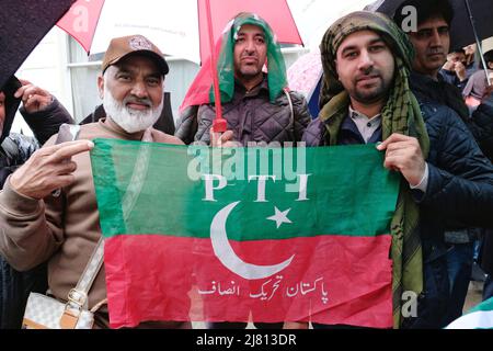 London, Großbritannien, 11.. Mai 2022. Pakistans Premierminister Shehbaz Sherif besucht die Hauptstadt zu einem Notfalltreffen mit seinem älteren Bruder - und auch dem ehemaligen Führer des Landes, Nawaz Sherif, um die politische Situation im Land zu besprechen. Anhänger von imran Khan, die sich größtenteils mit seiner politischen Partei PTI verbünden, organisierten einen Protest vor dem Stanhope House, wo der Sohn des älteren Sherif ein Büro hat. Khan-Anhänger im Ausland und in Pakistan fordern die Wiedereinstellung seines Premierministers oder die Durchführung von Wahlen. Die Gegendemonstranten begrüßten den Besuch des Premierministers und hielten Plakate, die Kha anprangern Stockfoto