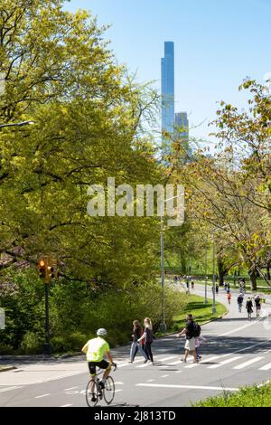 New Yorker genießen Outdoor-Aktivitäten am West Side Drive im Central Park, Springtime, New York City, USA 2022 Stockfoto