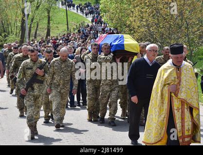 Kultschyzi, Ukraine. 11.. Mai 2022. Die Soldaten tragen den Sarg des älteren Soldaten Petro Sarakulo im Dorf Kultschyzja, Region Lwiw. Begräbnis des älteren Soldaten Petro Sarakulo in seinem Heimatdorf Kulchytsi, Region Lwiw. Aufgrund der russischen Militärinvasion in die Ukraine am 24. Februar 2022 ging er in die Streitkräfte der Ukraine. Er starb am 5. Mai in der Region Donezk während eines Kampfes mit den russischen Besatzern. Der Verstorbene wird von seiner Frau und zwei Kindern - Tochter Milana und Sohn Alexander - überlebt. Kredit: SOPA Images Limited/Alamy Live Nachrichten Stockfoto