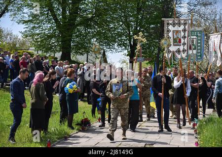 Kultschyzi, Ukraine. 11.. Mai 2022. Trauerzug des älteren Soldaten Petro Sarakulo im Dorf Kultschyzja, Region Lwiw, der in der Region Donezk aufgrund der militärischen Invasion Russlands in der Ukraine starb. Begräbnis des älteren Soldaten Petro Sarakulo in seinem Heimatdorf Kulchytsi, Region Lwiw. Aufgrund der russischen Militärinvasion in die Ukraine am 24. Februar 2022 ging er in die Streitkräfte der Ukraine. Er starb am 5. Mai in der Region Donezk während eines Kampfes mit den russischen Besatzern. Der Verstorbene wird von seiner Frau und zwei Kindern - Tochter Milana und Sohn Alexander - überlebt. Stockfoto