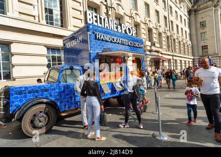 Lonon, England, UK-August 21 2019: Auf dem Gelände des London Eye, neben der County Hall, genießen Besucher das herrliche Sommerwetter, während sie auf dem South B spazieren Stockfoto