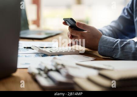 Ein Geschäftsmann vervollständigt KYC mithilfe eines Online-Banking-Programms, um ein digitales Sparkonto zu eröffnen. Die Definition von Cyber-Sicherheit. Stockfoto