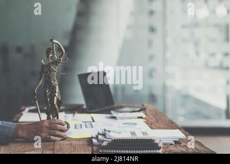 Anwalt mit Waagen der Justiz des aufgestellten Schreibtisches im Büro. Recht, Rechtsdienste, Beratung, Justizkonzept. Stockfoto