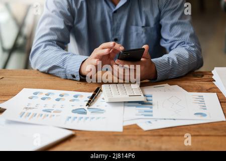 Ein Geschäftsmann vervollständigt KYC mithilfe eines Online-Banking-Programms, um ein digitales Sparkonto zu eröffnen. Die Definition von Cyber-Sicherheit. Stockfoto