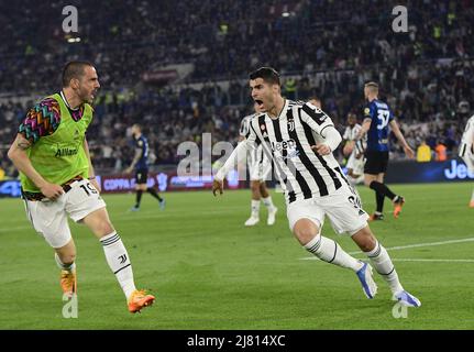 Rom, Italien. 11.. Mai 2022. Juventus' Alvaro Morata (R) feiert sein Tor beim italienischen Fußballfinale zwischen Juventus und Inter Mailand am 11. Mai 2022 in Rom, Italien. Quelle: Augusto Casasoli/Xinhua/Alamy Live News Stockfoto