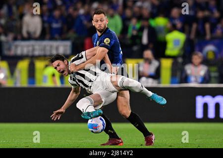 Rom, Italien. 11.. Mai 2022. Milan Skriniar (R) von Inter Mailand steht am 11. Mai 2022 mit Dusan Vlahovic von Juventus bei ihrem italienischen Fußballfinale in Rom, Italien, im Spiel. Quelle: Augusto Casasoli/Xinhua/Alamy Live News Stockfoto