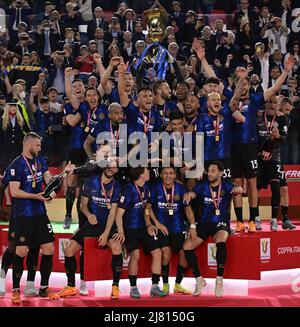 Rom, Italien. 11.. Mai 2022. Die Spieler von Inter Mailand feiern mit einer Trophäe, nachdem sie am 11. Mai 2022 das italienische Fußballfinale zwischen Juventus und Inter Mailand in Rom, Italien, gewonnen haben. Quelle: Augusto Casasoli/Xinhua/Alamy Live News Stockfoto