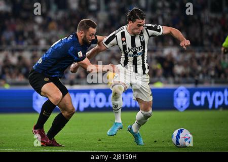Rom, Italien. 11.. Mai 2022. Milan Skriniar (L) von Inter Mailand steht mit Dusan Vlahovic von Juventus während des Finalspiels des italienischen Fußballs im italienischen Rom am 11. Mai 2022 auf dem Spiel. Quelle: Augusto Casasoli/Xinhua/Alamy Live News Stockfoto