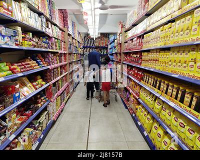 (220512) -- ISLAMABAD, 12. Mai 2022 (Xinhua) -- am 7. April 2022 kaufen Menschen in einem Supermarkt in Islamabad, Pakistan, ein. Die Abwertung der pakistanischen Rupie gegenüber dem US-Dollar setzte sich fort, als der Greenback am Mittwoch einen historischen Höchstwert von 190,02 Rupien im Interbankenhandel antraf, laut den neuesten Zahlen der State Bank of Pakistan (SBP). Nach einem kürzlich veröffentlichten Bericht des pakistanischen Statistikamtes vom 2. Mai wurde die Inflation im Land, gemessen am Verbraucherpreisindex, im April mit 13,37 Prozent verzeichnet, der höchste seit zwei Jahren. (Foto von Ahmad Kama Stockfoto