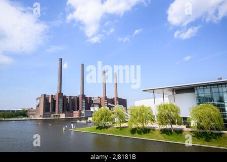 Wolfsburg, Deutschland. 11.. Mai 2022. Wolken driften über den blauen Himmel über die Autostadt und das Kraftwerk im Volkswagen-Hauptwerk. Die Hauptversammlung der Volkswagen AG findet am 12. Mai statt. Quelle: Julian Stratenschulte/dpa/Alamy Live News Stockfoto