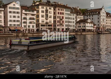 Zürich Schweiz. 7. Juli 2018 Kreuzfahrt-Schiff auf der Limmat Stockfoto