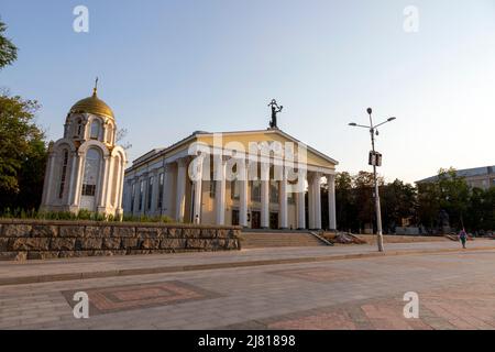 Belgorod, Russland - 08. Juli 2021: Gebäude des Staatlichen Schauspieltheaters, benannt nach M.S. Schepkin in Belgorod Stockfoto